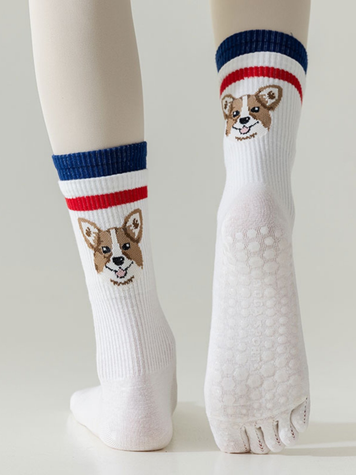 japanese cartoons with five fingers of stockings and skating-resistant girls with a short barrel of sports socks
