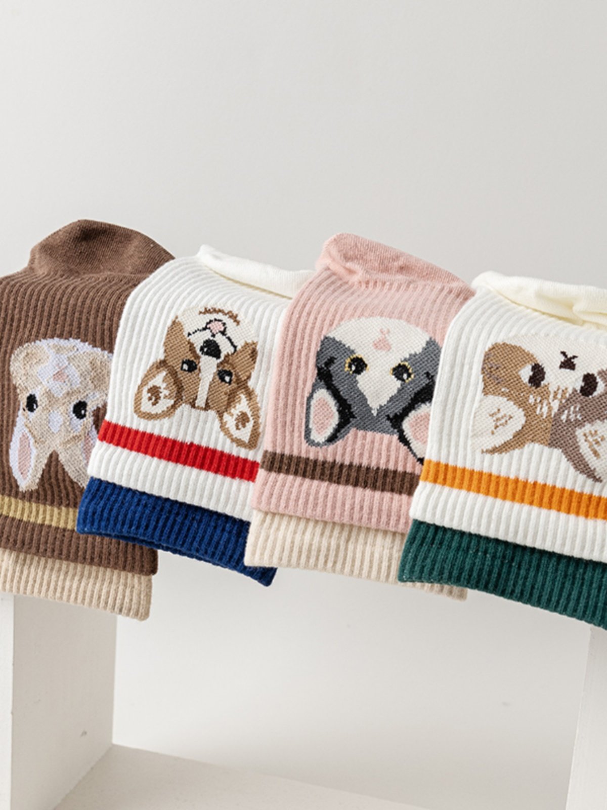 japanese cartoons with five fingers of stockings and skating-resistant girls with a short barrel of sports socks