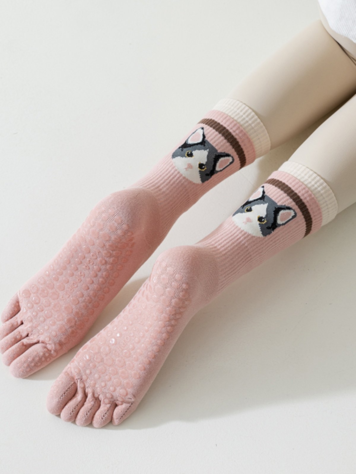 japanese cartoons with five fingers of stockings and skating-resistant girls with a short barrel of sports socks