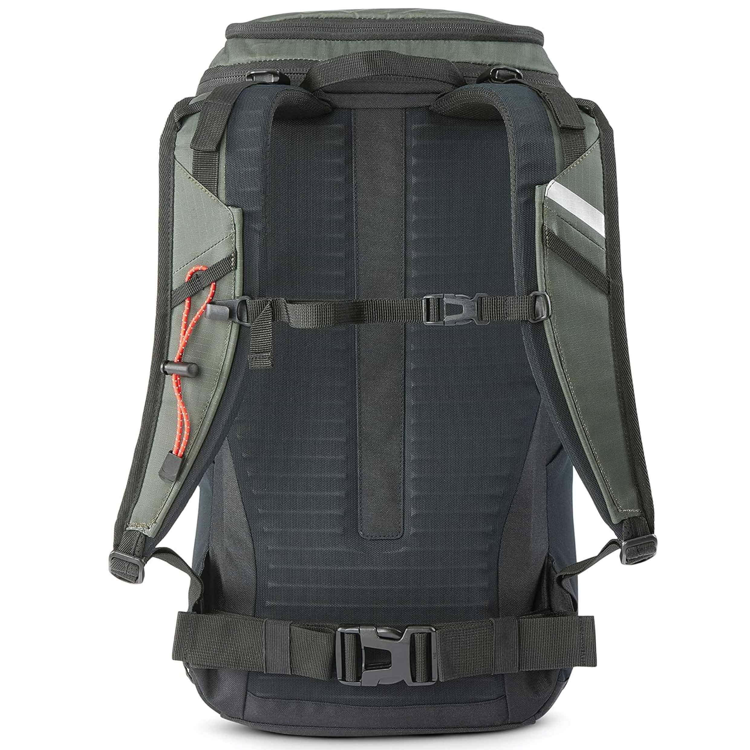 Custom Unisex 30L Hiking Backpack Waterproof Trekking Backpack With Hydration Storage Sleeve