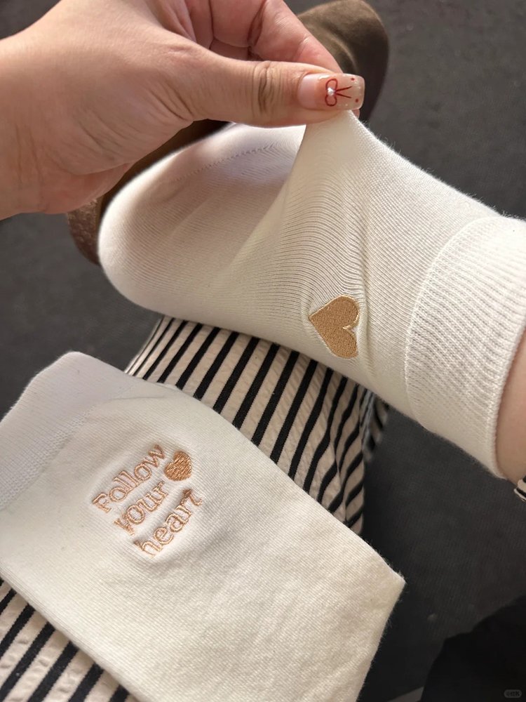 The sock system of the embroidered heart is so stylish
