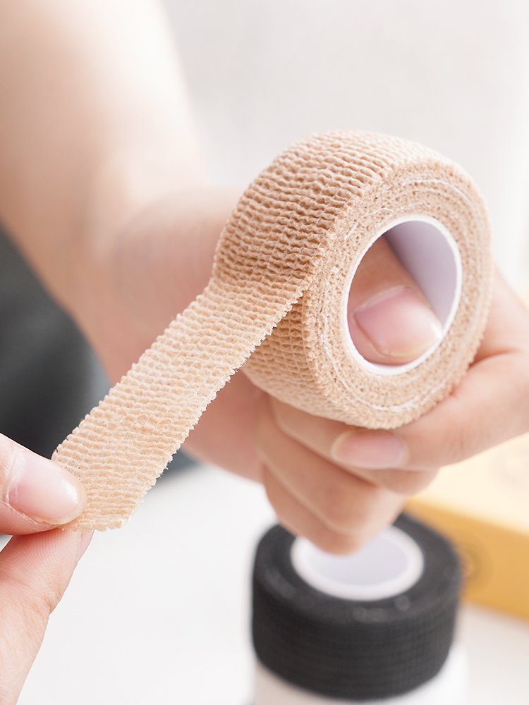 A student writing a thumb-and-finger bandage tape to sharpen a cocoon cocoon's self-inflicted elastic bandage protection finger