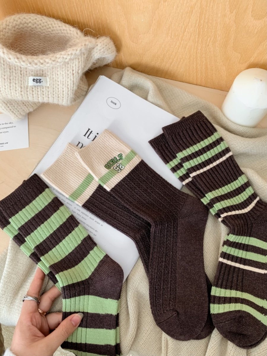"four pairs" "autumn and winter embroidered cotton stockings to keep the korean socks warm."