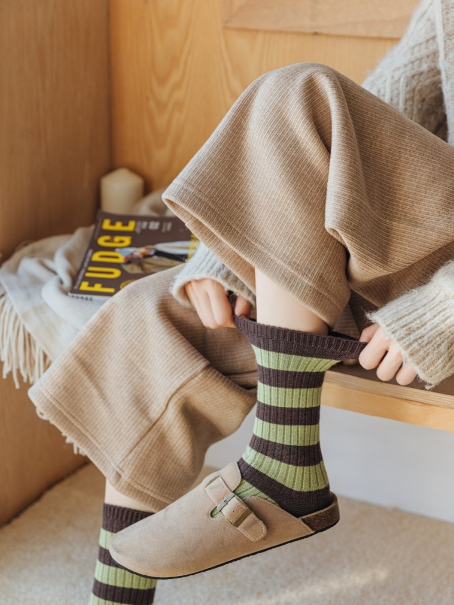 "four pairs" "autumn and winter embroidered cotton stockings to keep the korean socks warm."