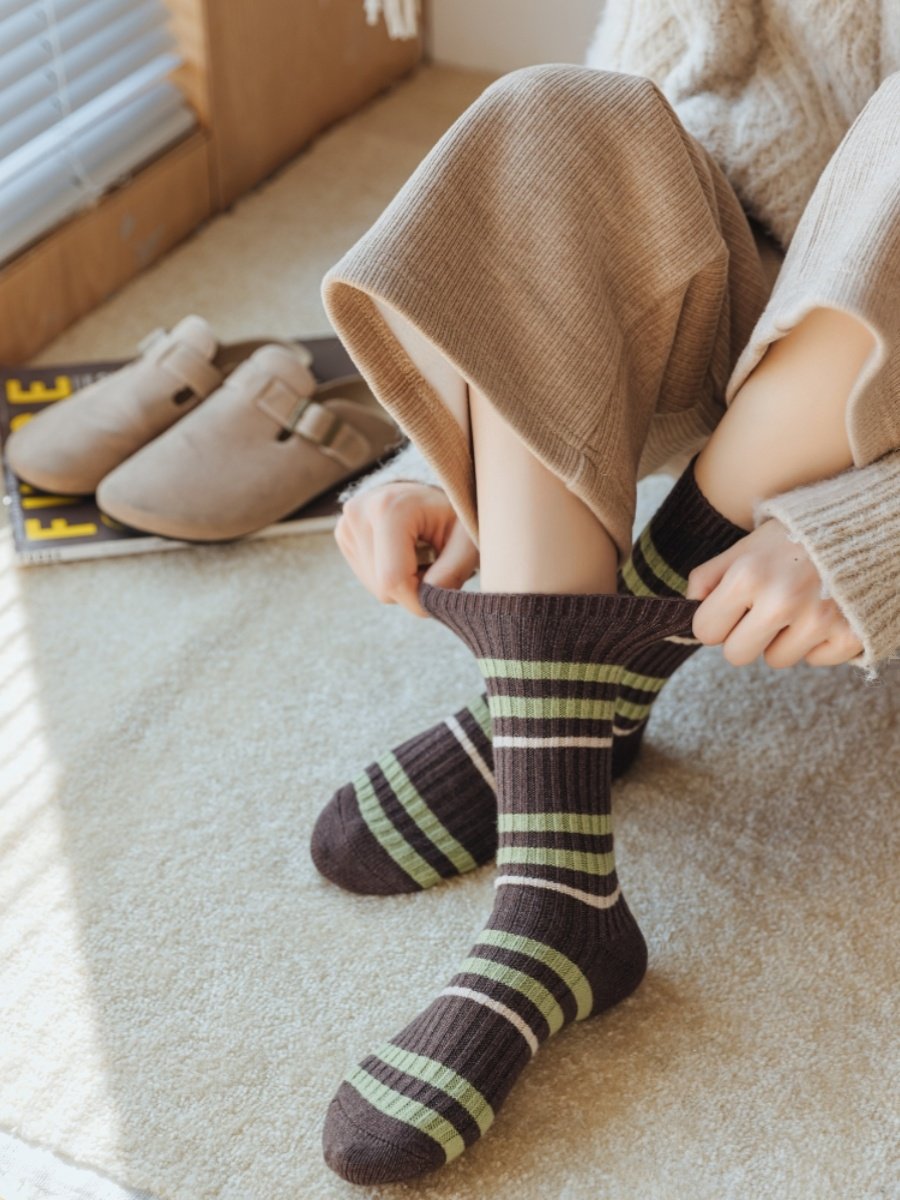 "four pairs" "autumn and winter embroidered cotton stockings to keep the korean socks warm."