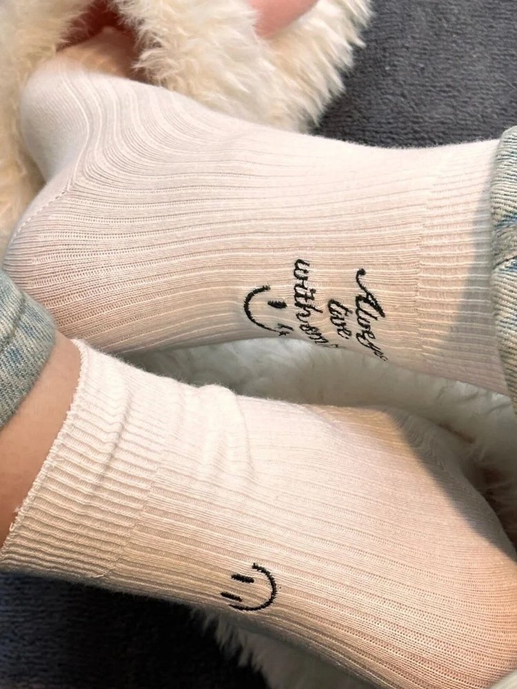 Asymmetrically embroidered smile-faced little socks