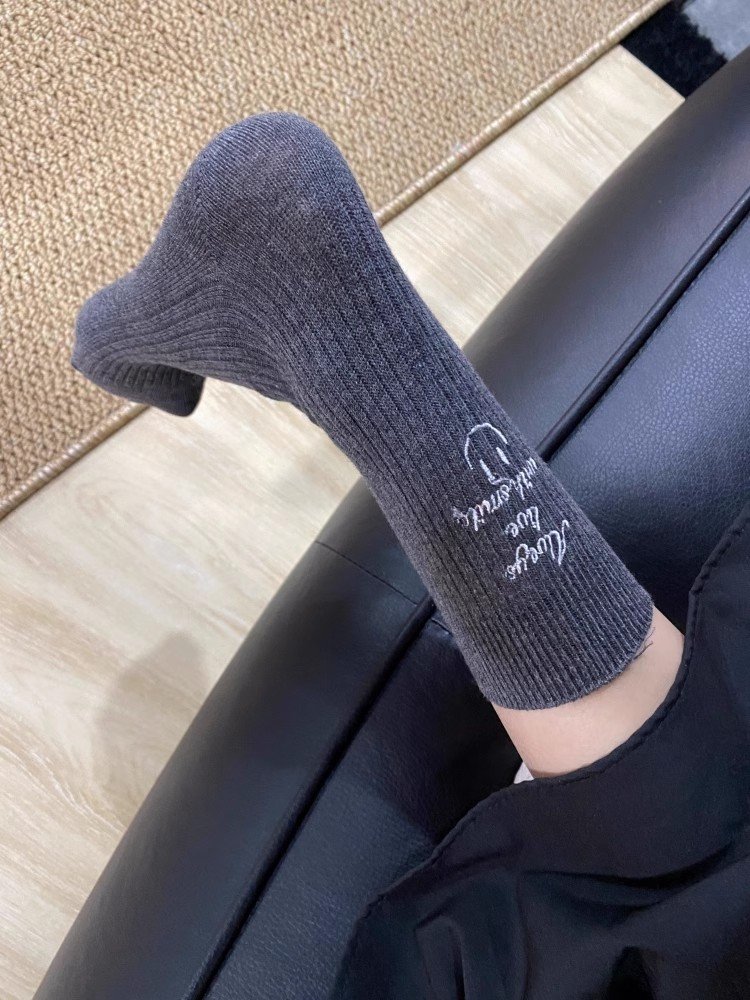 Asymmetrically embroidered smile-faced little socks