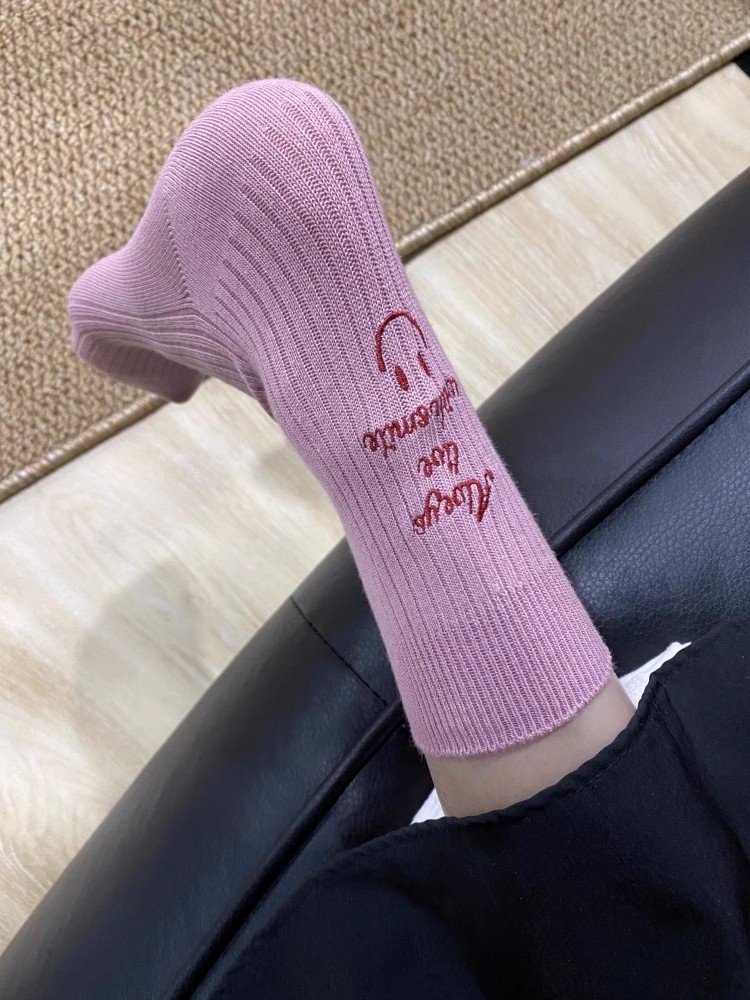 Asymmetrically embroidered smile-faced little socks