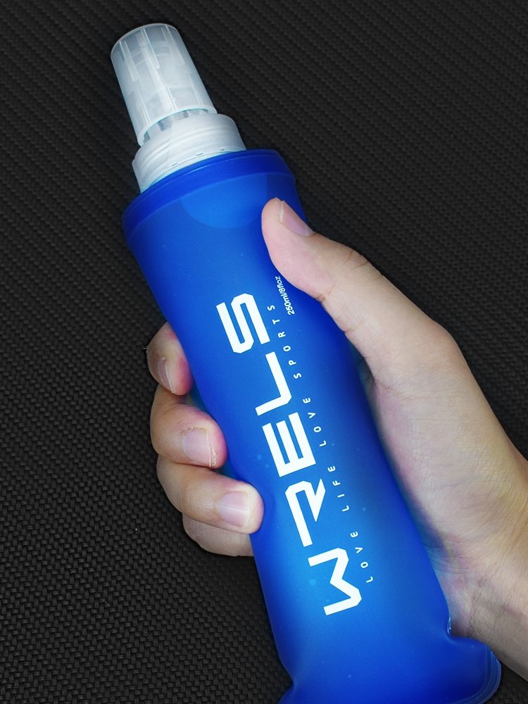 A SPORTS SOFT KETTLE, A PROFESSIONAL RUNNING EXERCISE, AND A SQUEEZED FOLDING GLASS, 250 ML, AND A WATER KETTLE