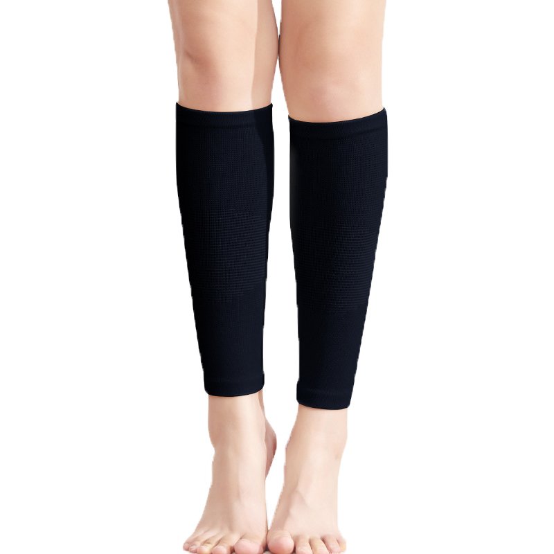 Scrambles to keep the calves warm, men's and women's legs on their knees