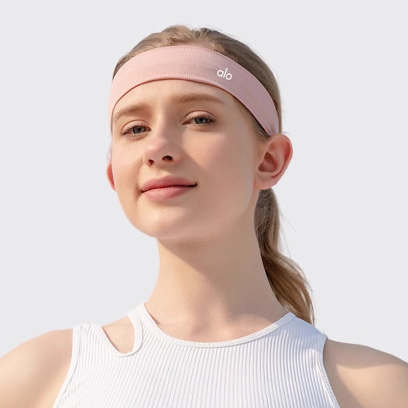 alo yoga gymnasium with a girl's skate-proof sweat and sweat-swept and a prati sports run