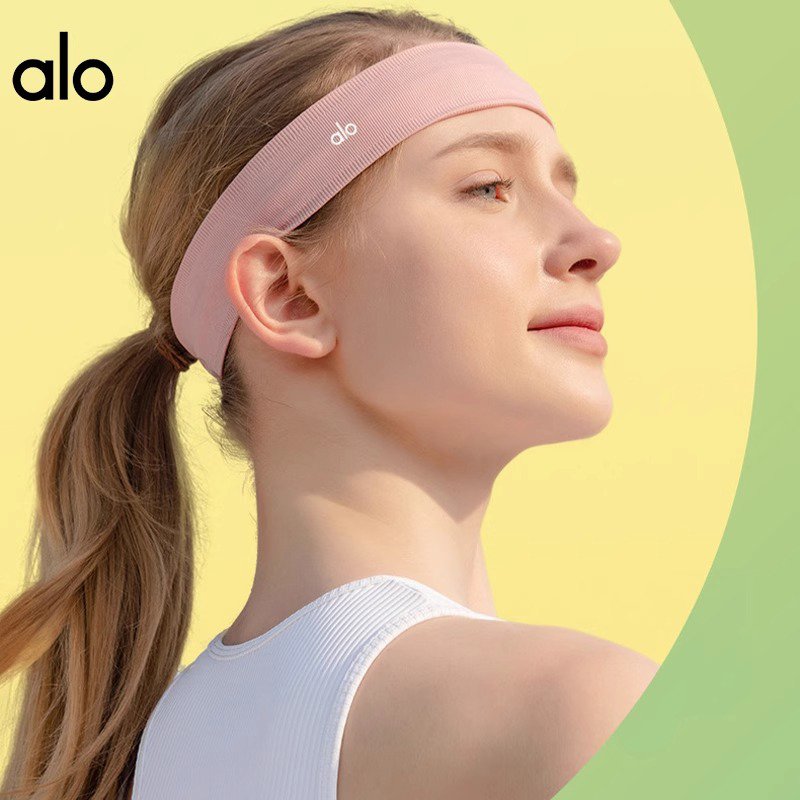 alo yoga gymnasium with a girl's skate-proof sweat and sweat-swept and a prati sports run