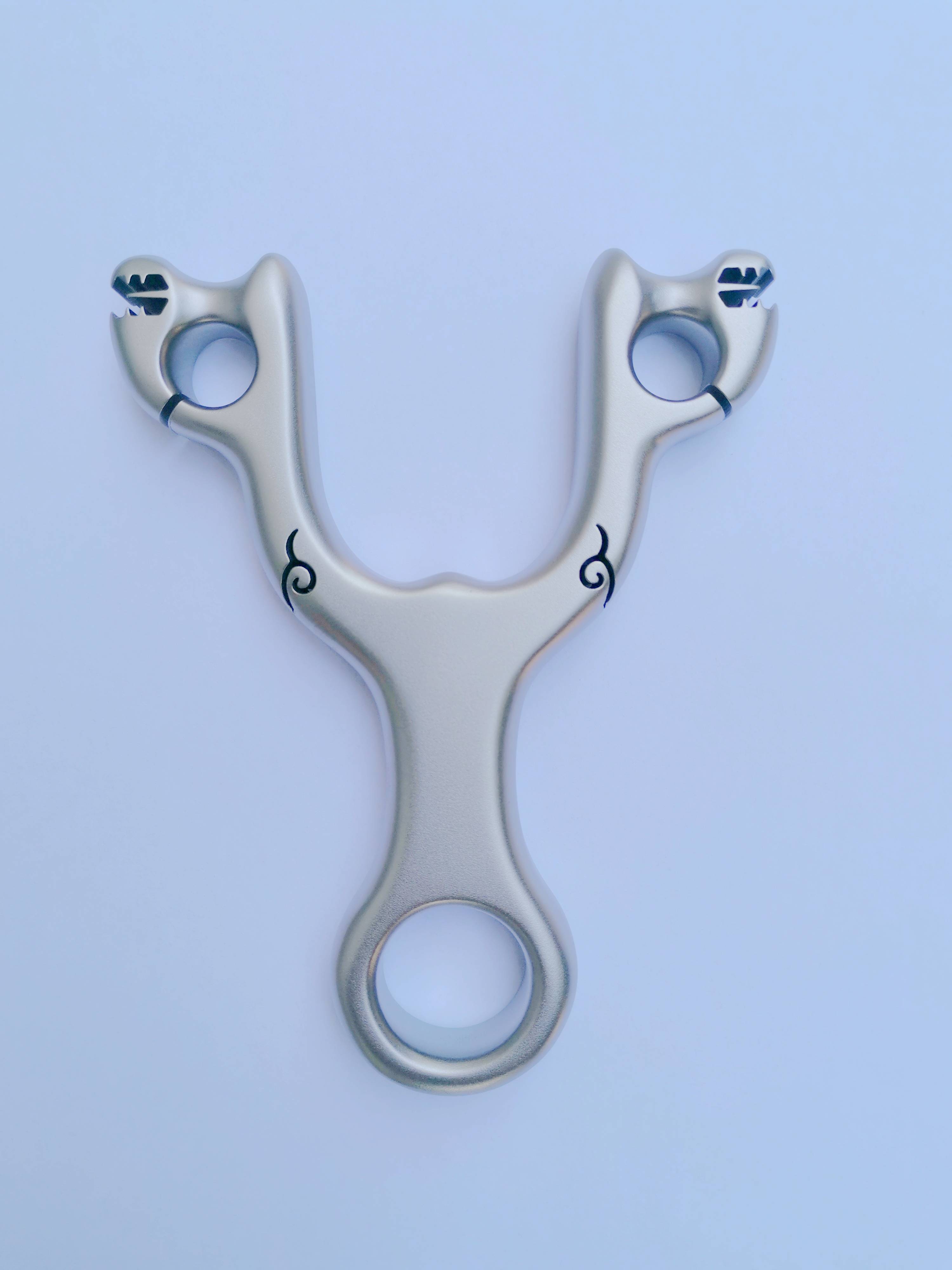 May 1 special high -end titanium alloy traditional slingshot wave fox direct sales  traditional flat skin universal Liulang slingshot