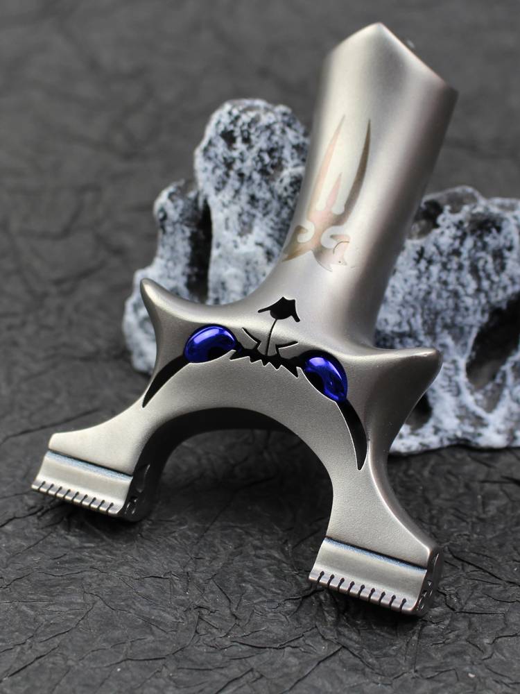 Little Demon Four Generations of Stainless Steel Steel Dragon Dragon Fast Pressing Curvi Magic High -precision Monster precision flat skin slingshot