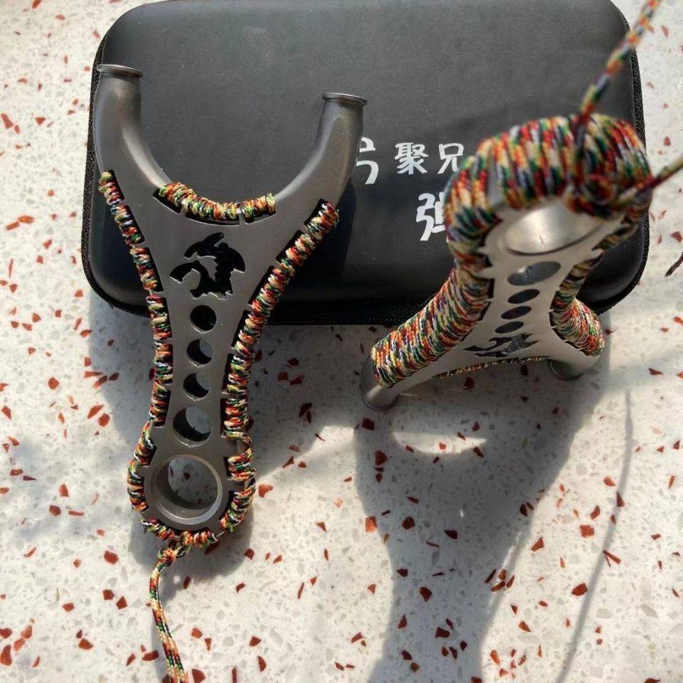 The new slingshot high -precision outdoor slingshot anger wolf flying tiger slingshot flat skin stainless steel bullet great power