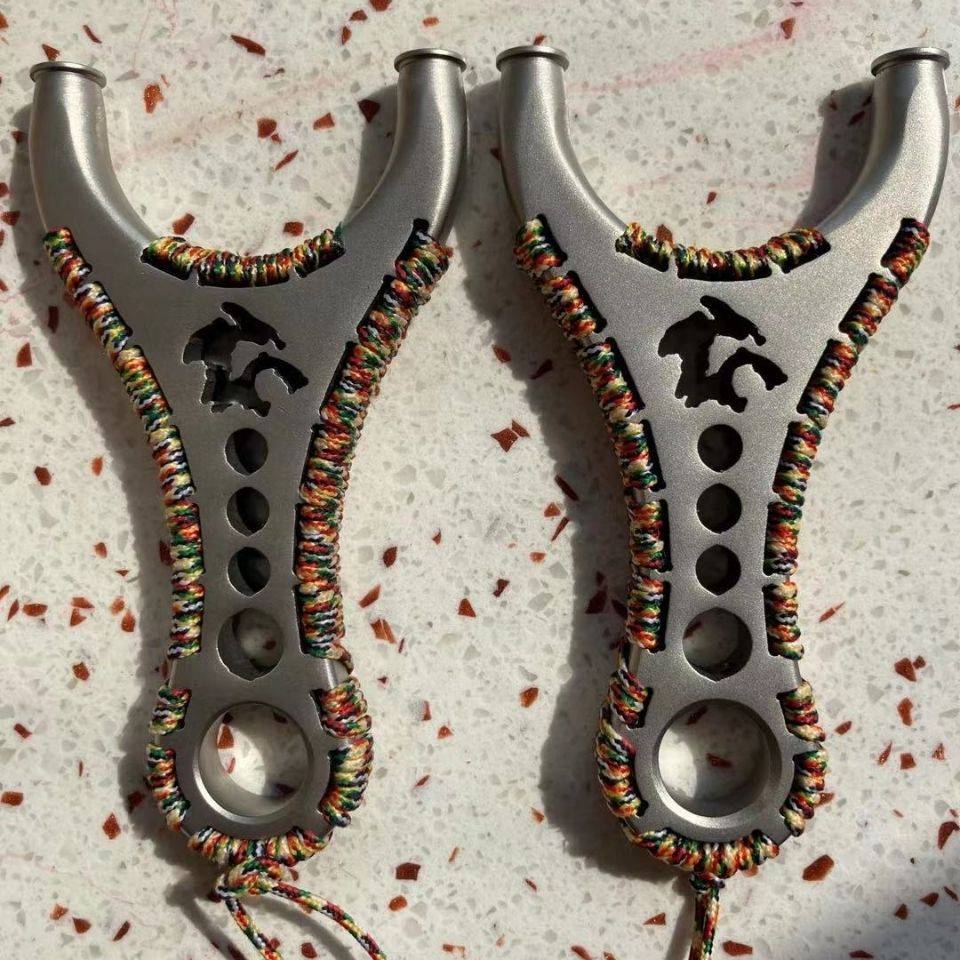 The new slingshot high -precision outdoor slingshot anger wolf flying tiger slingshot flat skin stainless steel bullet great power