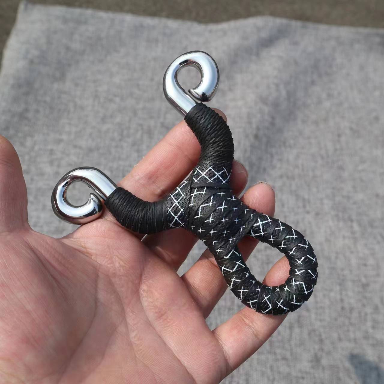 Stainless steel slingshot Handmade Cold Bending Traditional Bow High -precision High -precision Powerful Divine Gradient Gradient Bow Eye Palm