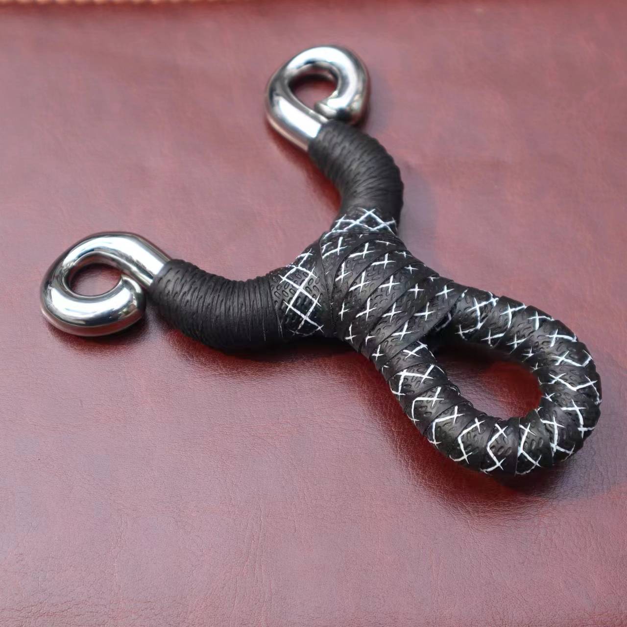 Stainless steel slingshot Handmade Cold Bending Traditional Bow High -precision High -precision Powerful Divine Gradient Gradient Bow Eye Palm