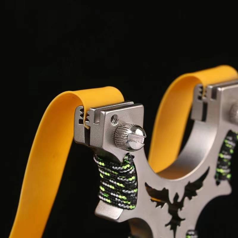 Flying eagle slingshots, high-precision stainless steel fast-pressures, aimed precisely at a single-shot adult outsider, a metal-free bomber
