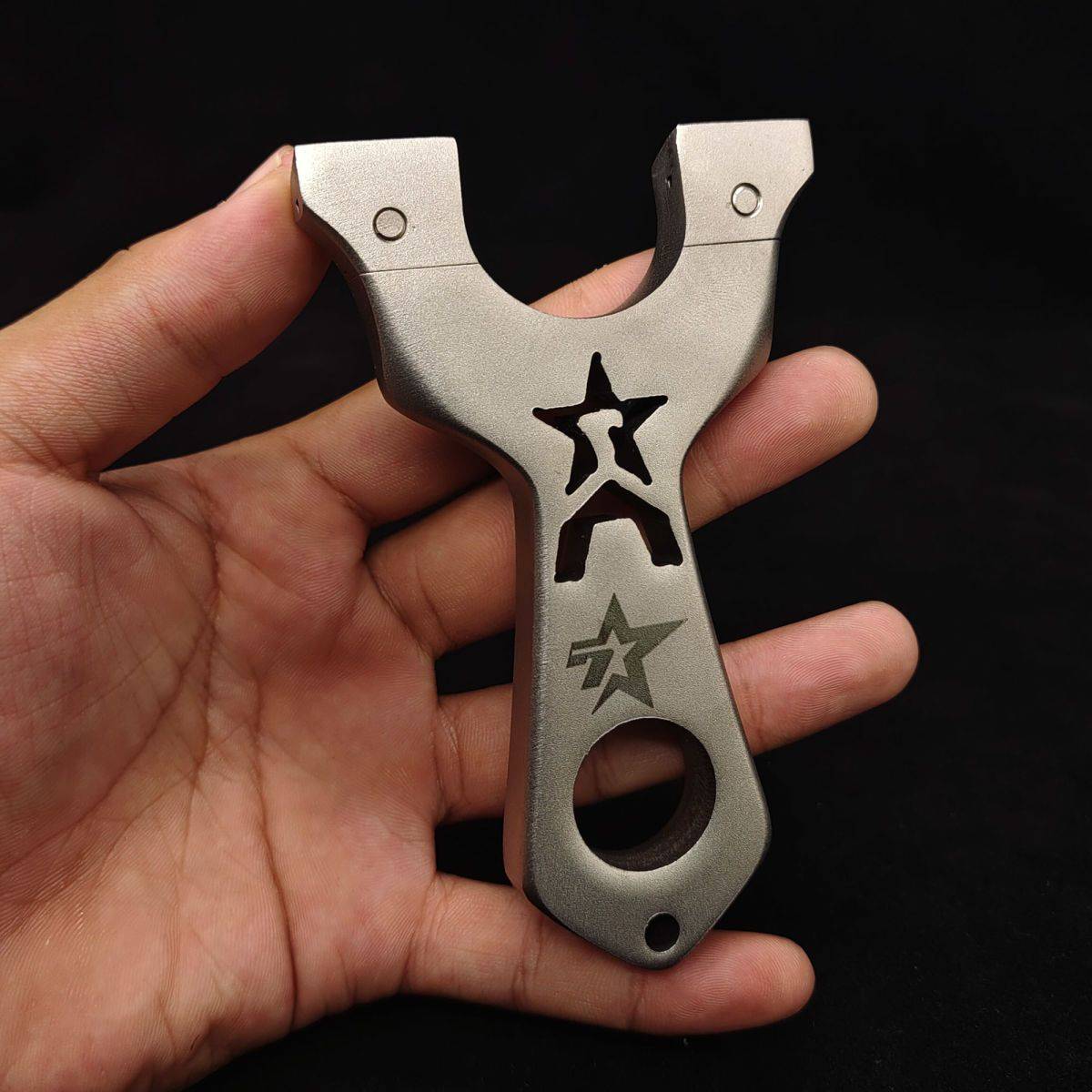 Viet Nam's foreign trade slingshots, a straight-and-skin-bar bow, and high-precision clips, are estimated to hit the small bow door