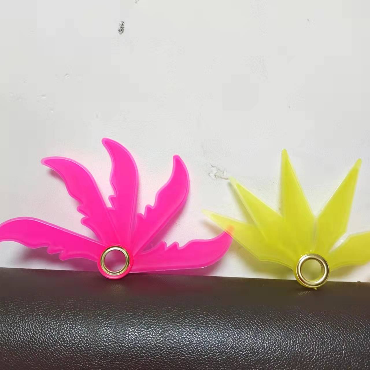 Five-leaf darts, two random
