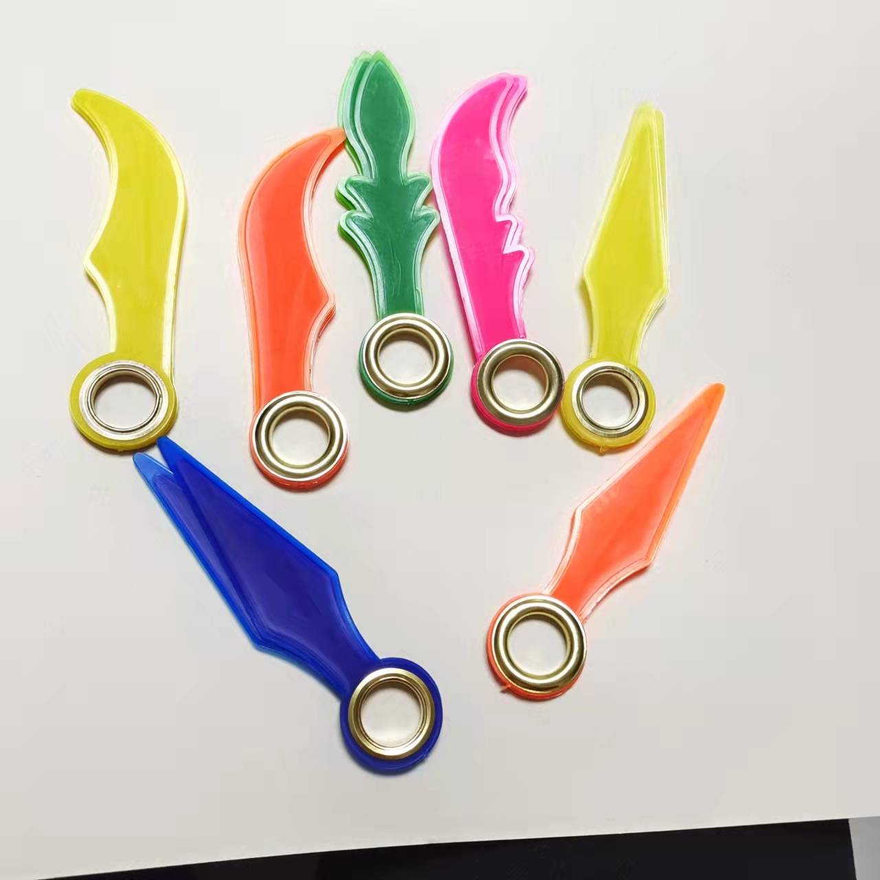Color five -leaf dart folding plastic rotation dart net red children's leisure puzzle toys Numerous suspension board