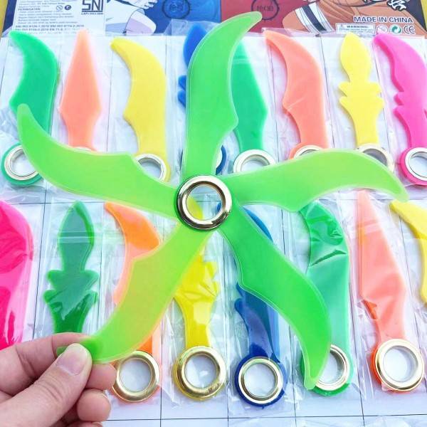 Only folds five-leaf darts in a random colour