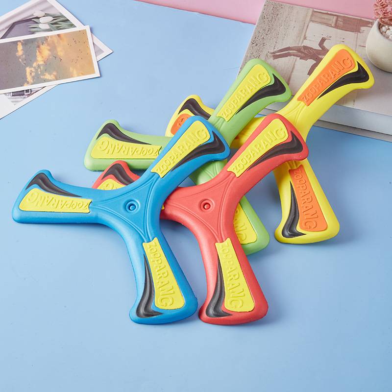 Hot selling cool EVA three -leaf foam hand throwing safe rotary dart boy sports back dart toy retail