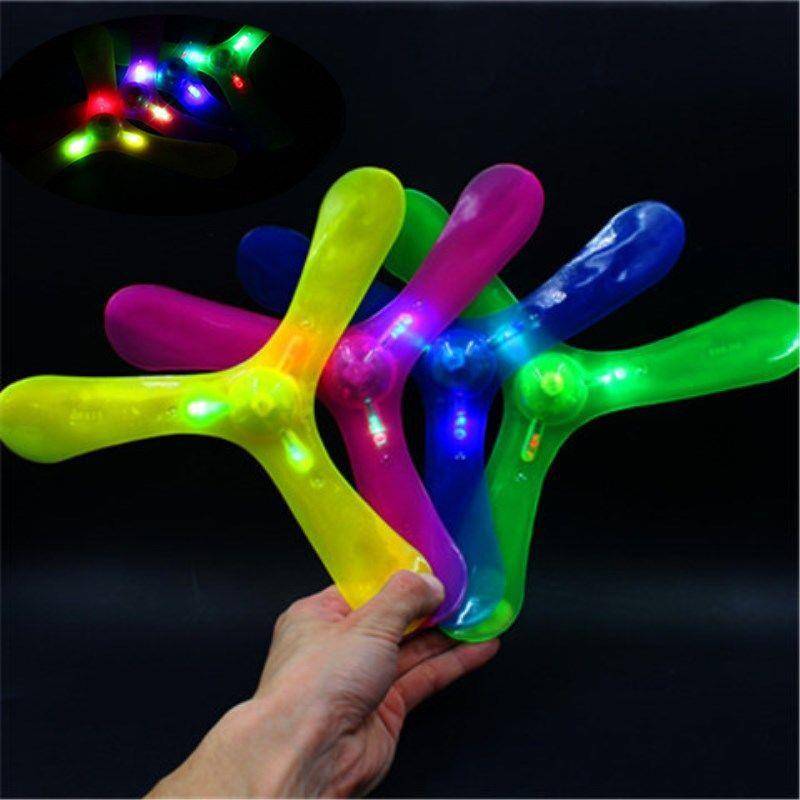 Back to rotate darts Children's outdoor sports glowing three -leaf triangle flying power three -leaf fly to fly to fitness toys