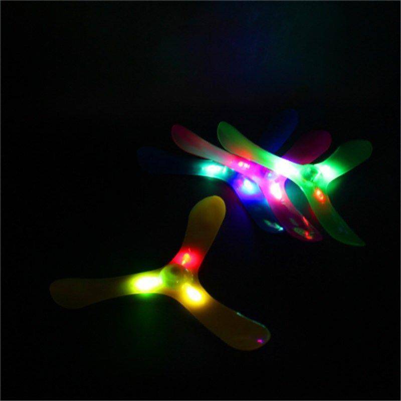 Back to rotate darts Children's outdoor sports glowing three -leaf triangle flying power three -leaf fly to fly to fitness toys