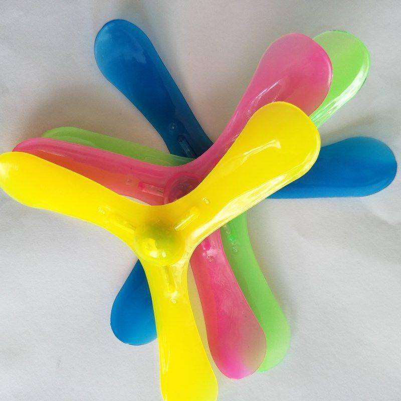 Back to rotate darts Children's outdoor sports glowing three -leaf triangle flying power three -leaf fly to fly to fitness toys