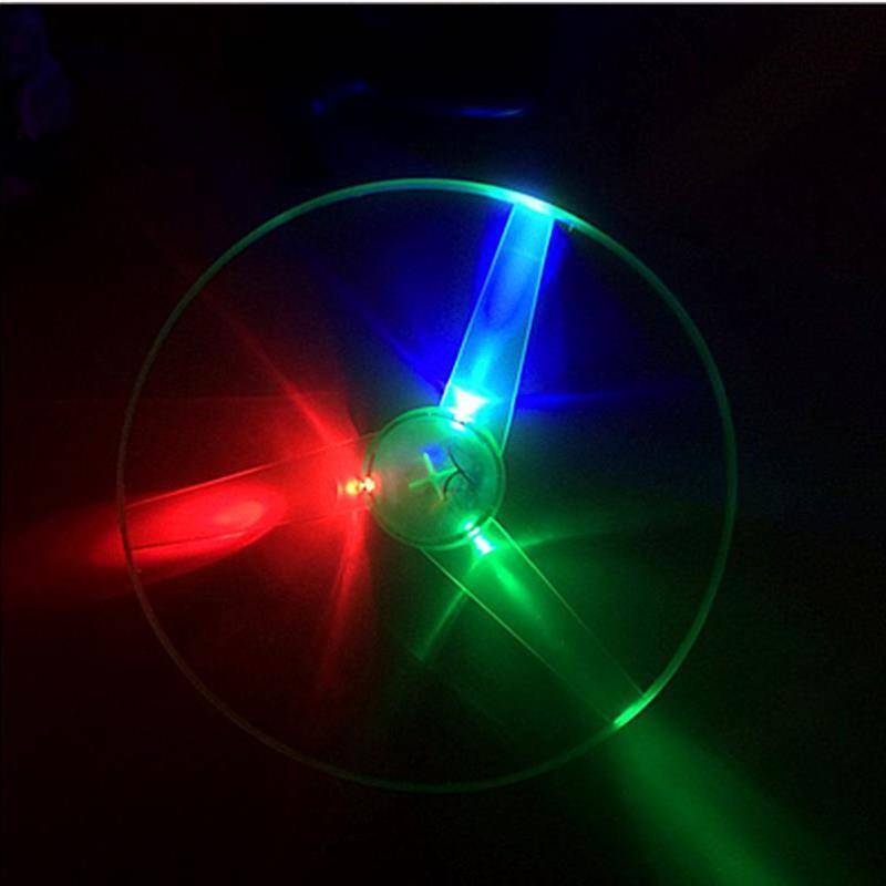 The site of the ground is the child glowing the flying tray flying line flying saucer