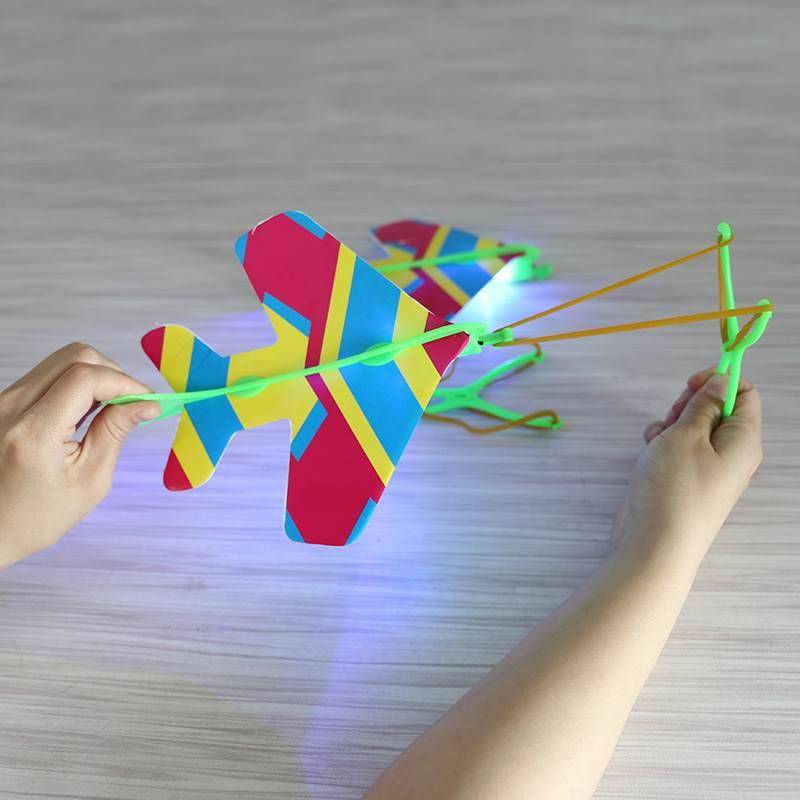 Children's hand pulls light and pull rope flying saucer night market stall supply sources toys outdoor square flash flying line flying disk