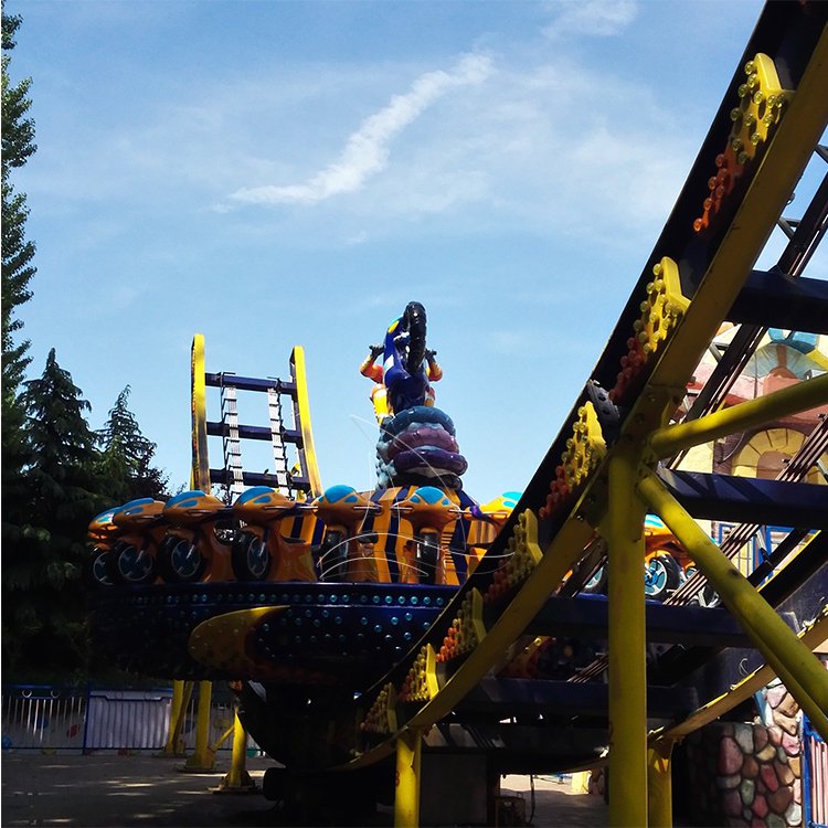 Extreme Attractions Park Flying UFO Disk Frisbee on Track Mega Disco Ride