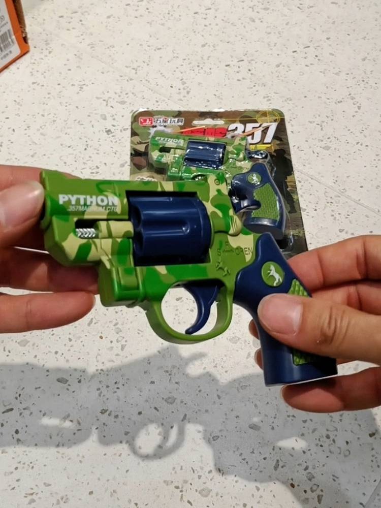 Children's new simulation left -wheel gun model does not need to be carried to a toy gun, a boy camouflage, a safe launch of bullets