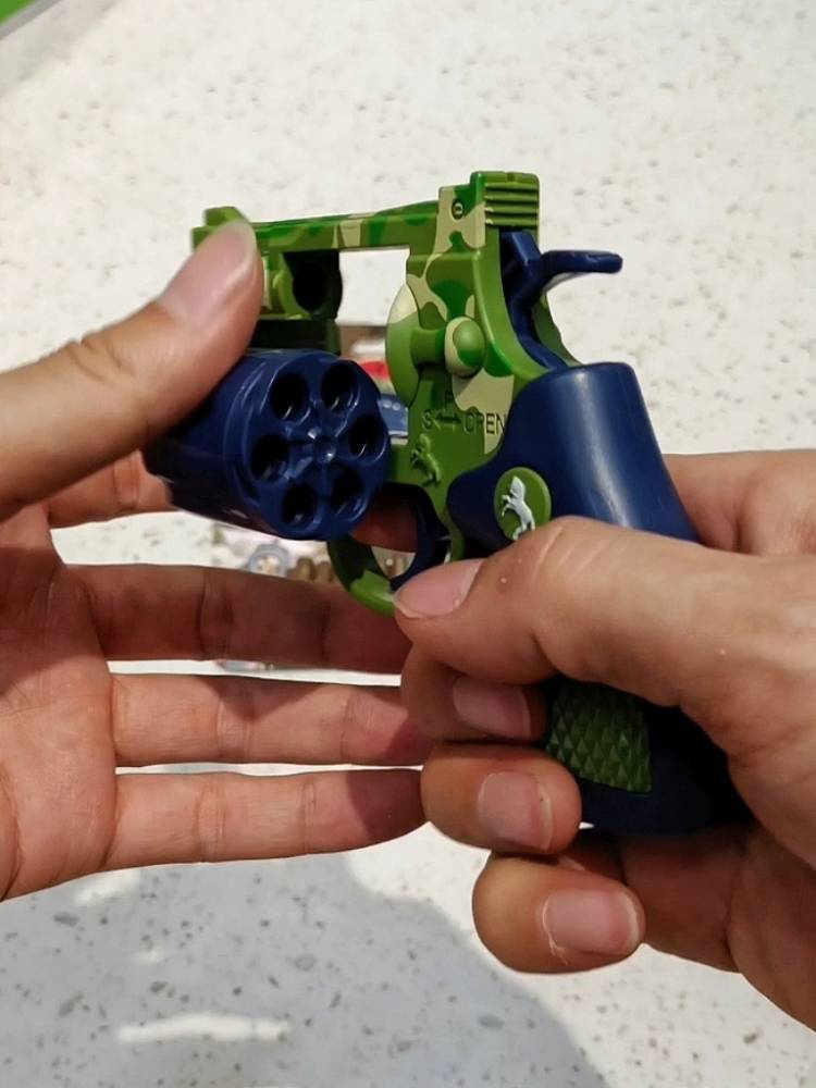 Children's new simulation left -wheel gun model does not need to be carried to a toy gun, a boy camouflage, a safe launch of bullets