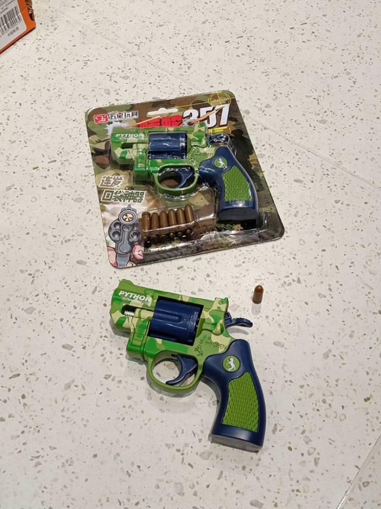 Children's new simulation left -wheel gun model does not need to be carried to a toy gun, a boy camouflage, a safe launch of bullets