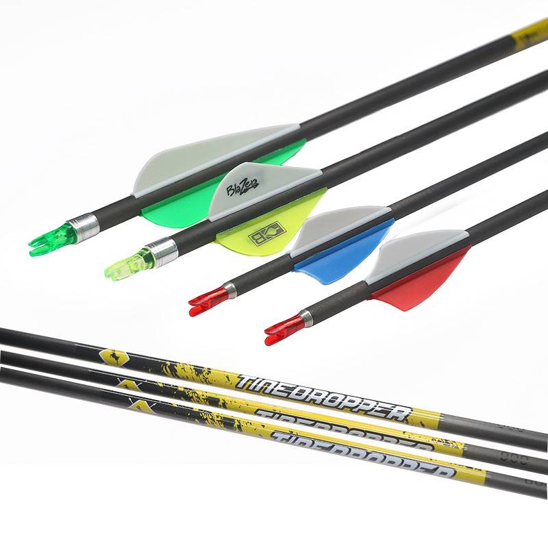 A dozen arrows and arrows from the deer's rubber plume-coated traditional anti-curricular archery and arrow-shooting