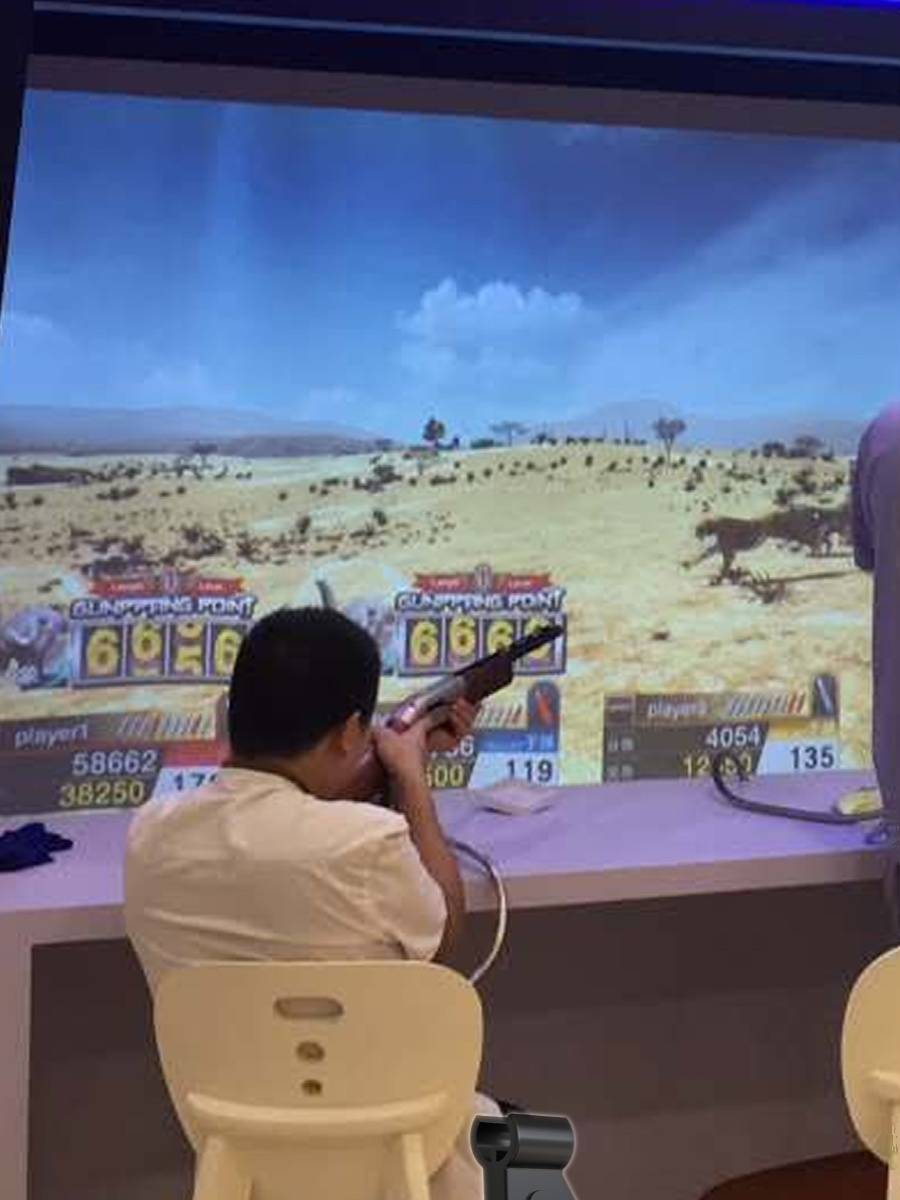 Indoor real sense simulation shooting hall laser equipment hunting hero large anti -Japanese war gun projector