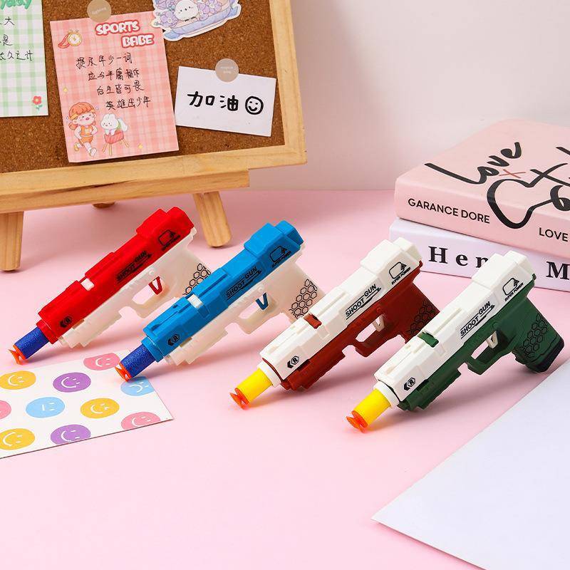 Crocodile's classic soft-ball gun takes a chicken pistol and manually loads children's Ziji training on combat interactive toys