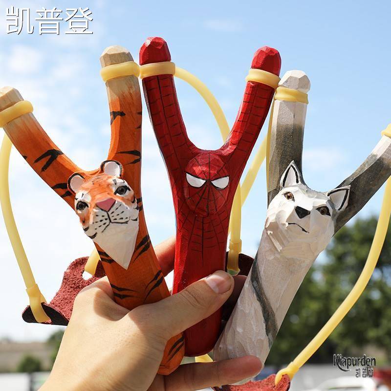 Quick-distribution of live-wood slingshots engraved cartoon animal toys, boys and girls with creative slingshots