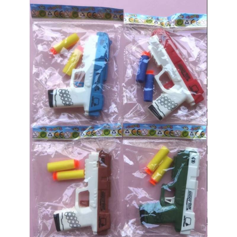 Crocodile's classic softball gun, hand-loaded with a chicken pistol, was trained to shoot a child in combat interactive toys
