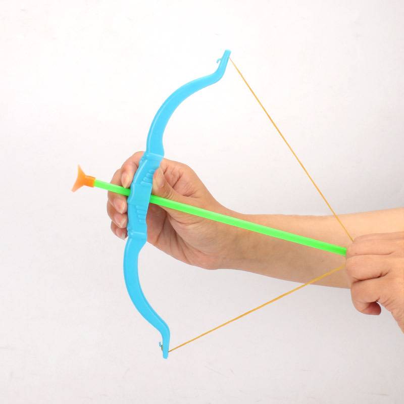 The baby's traditional safety slingshot from the darts' bows and arrows shooting at the arrows with boys' outdoor sports toys
