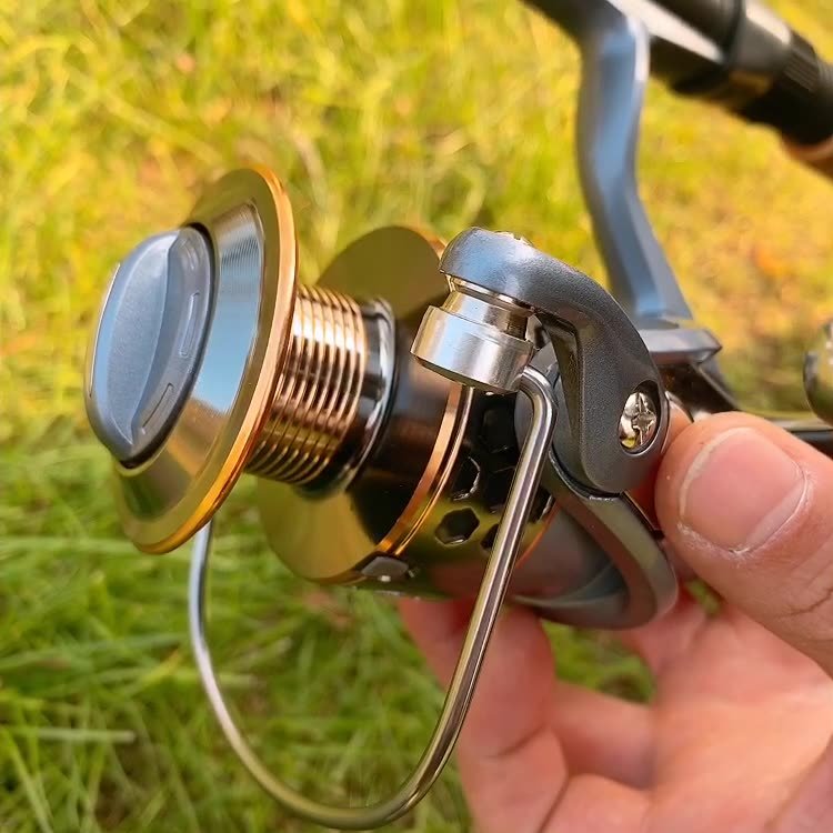Hot Sale 2000-7000 Series High Quality Metal Spool Fishing Spinning Reel Long-distance Stainless Steel Handle Line