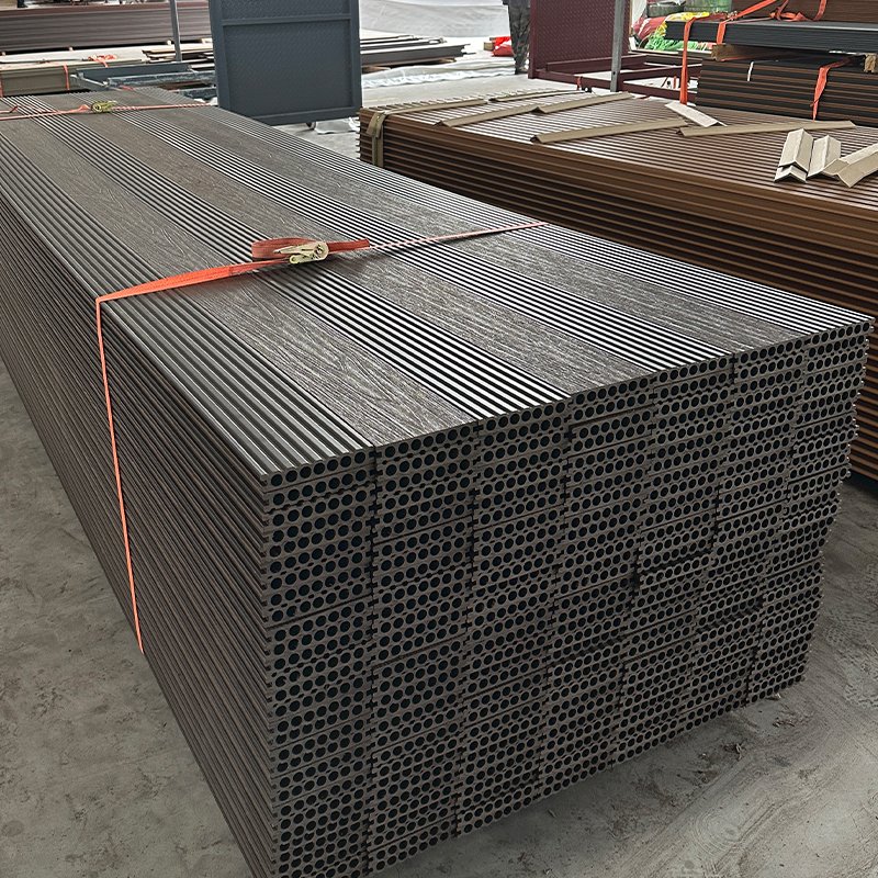 Free Sample Hollow Structure High-grade Strength Capped Wood Grain Surface Smooth Wpc Floor Exterior Composite Decking Flooring
