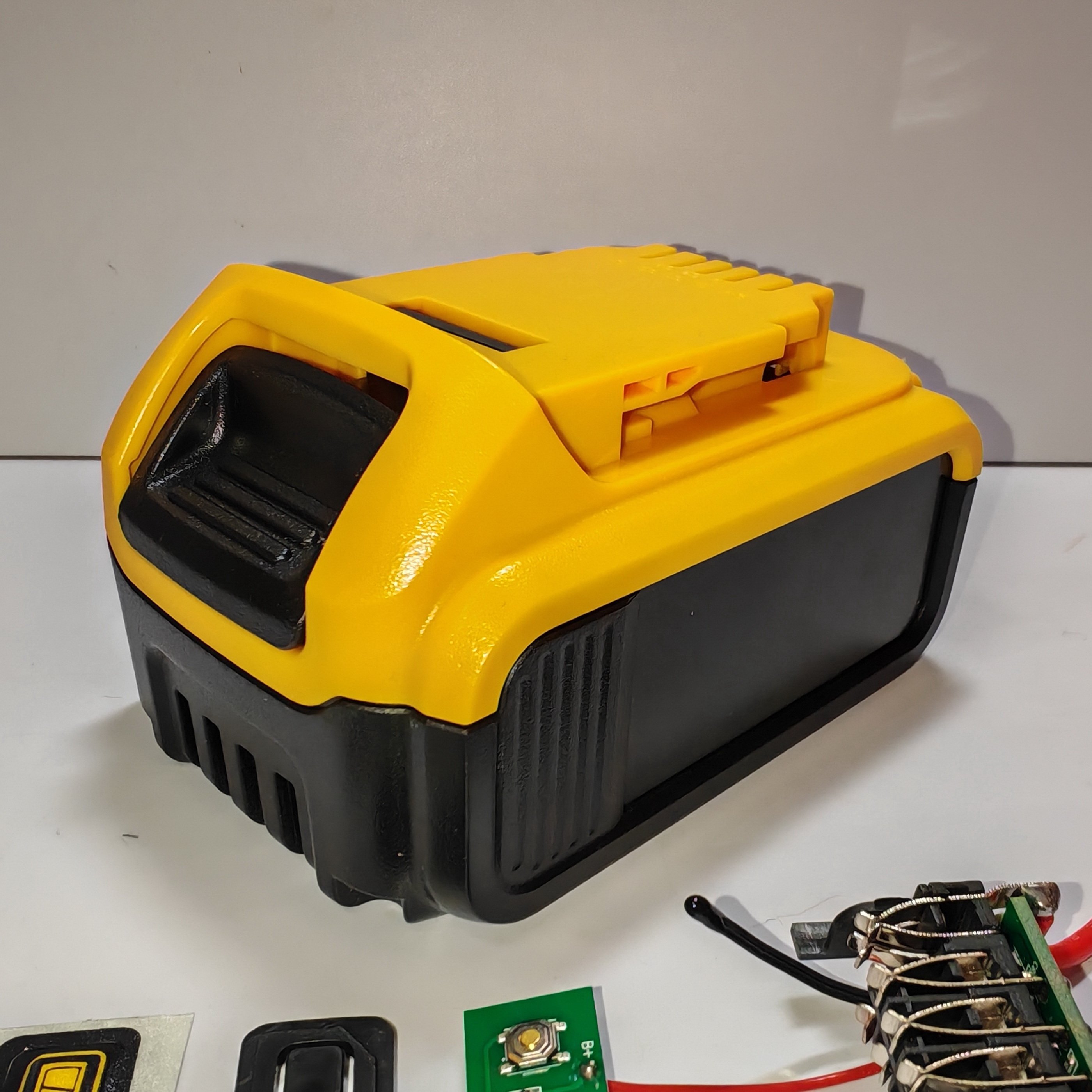 Factory Price Dewal DCB206 DCB205 20V 18V Plastic case 6.0AH 5.0ah 4.0ah 3.0Ah Plastic Housing 10 Cell Plastic Cover Kit Bms PCB