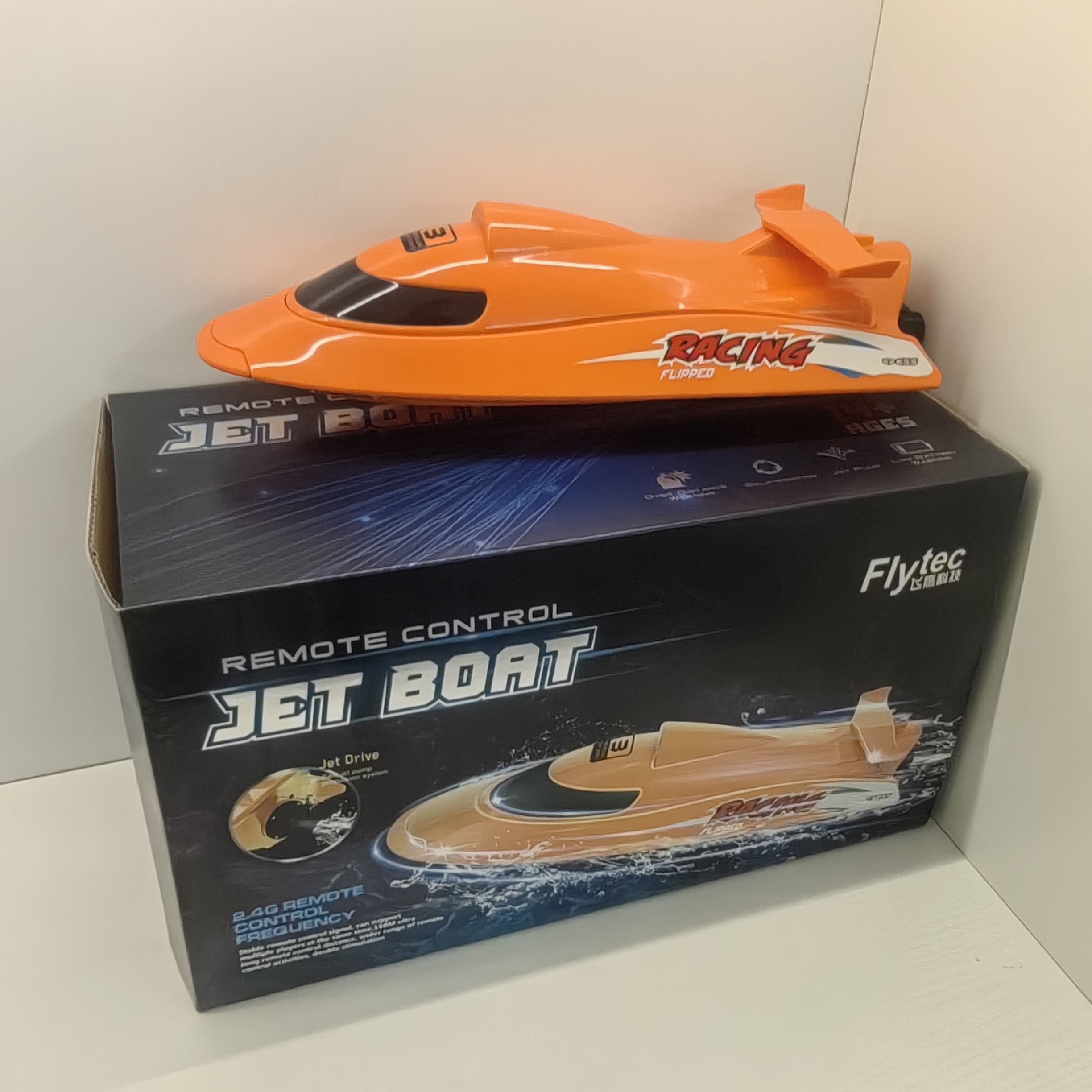 V009 Mini Jet Boat 2.4G RC Water Spraying Motor Boat Speedboat Engines Waterplay Crafts Jet Car Boat Toys for Boys