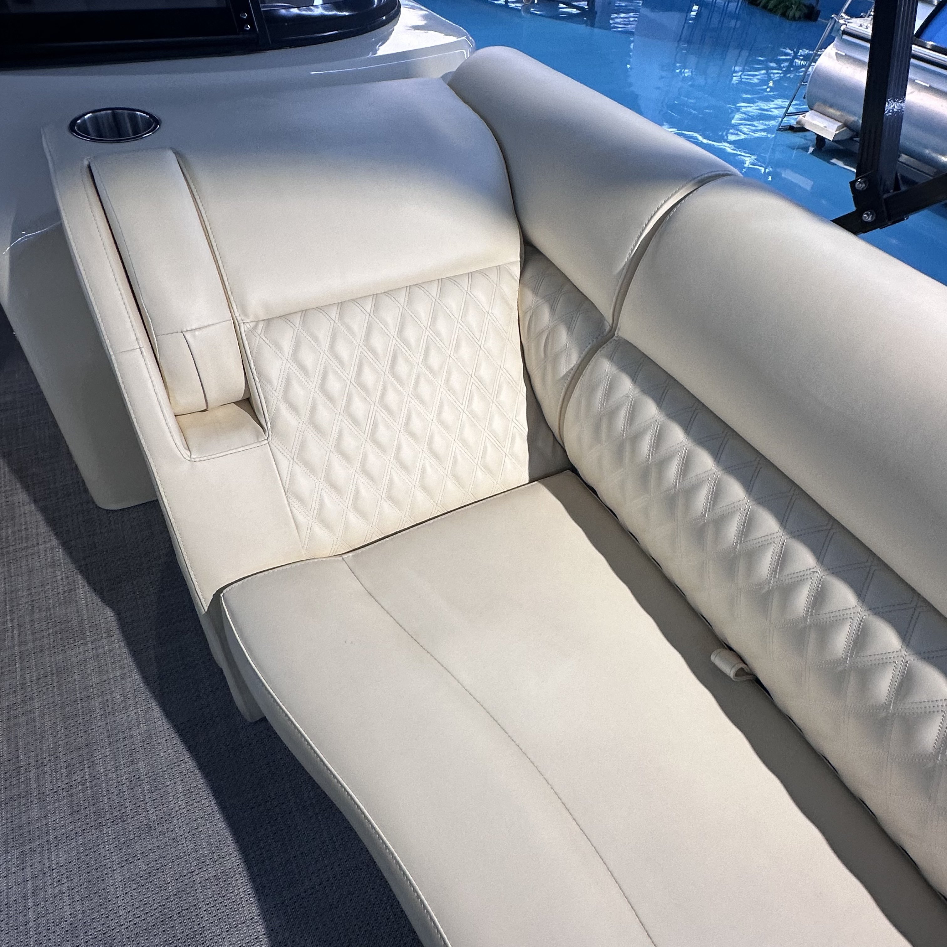 Kinocean 22ft Luxury Fiberglass Sport Pontoon Boat with Beautiful Interior and Exterior Yacht Type Product