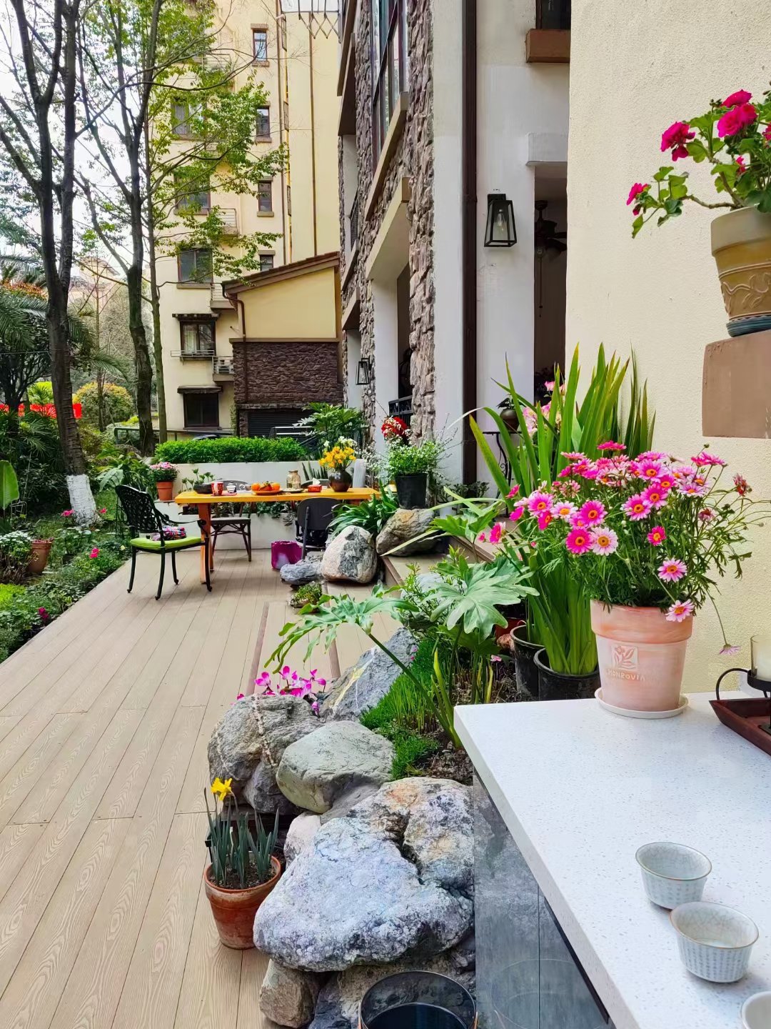 Easy to Install and Low-Maintenance Aluminum Outdoor Flooring Set for Restaurant Terraces