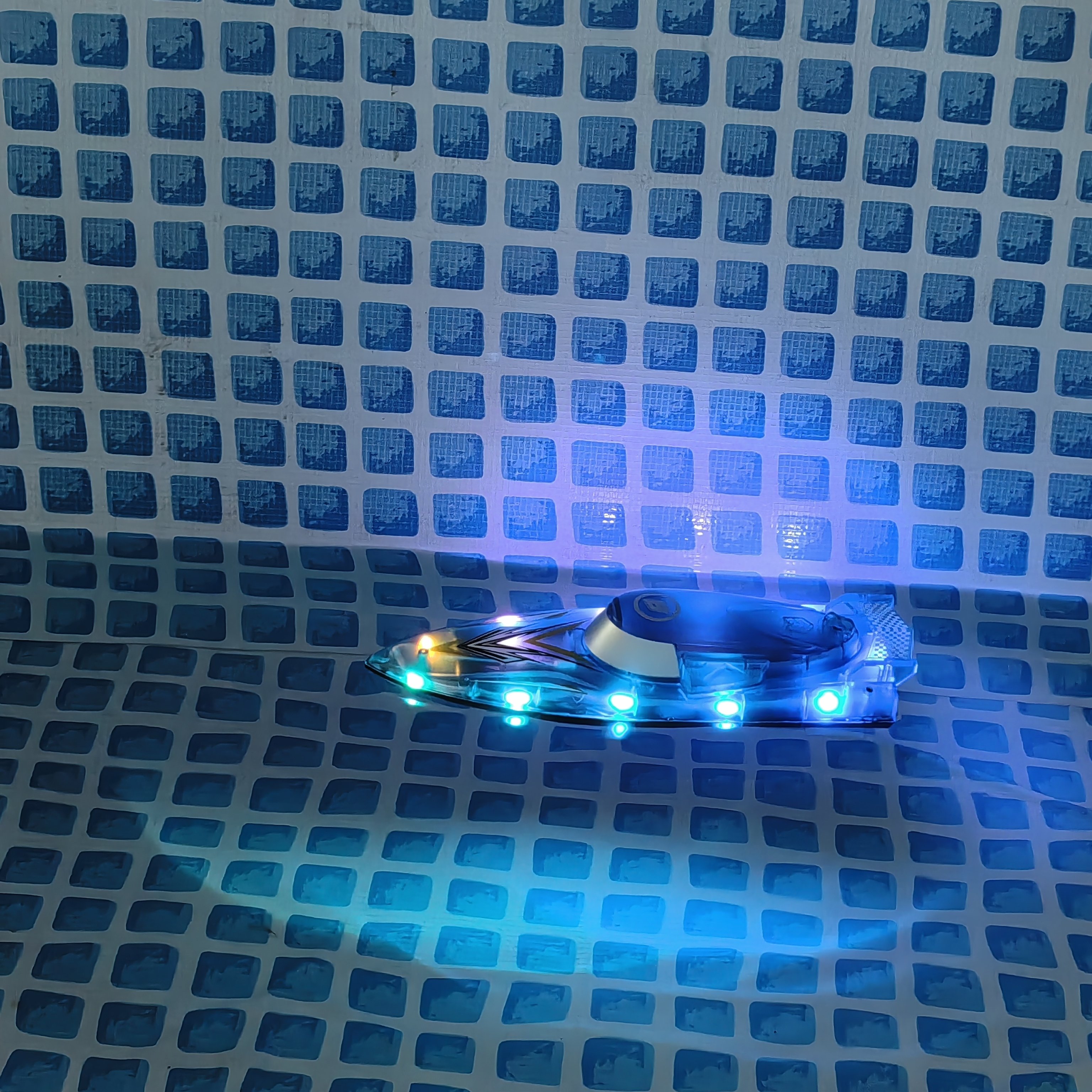 Luxury RC Boat Toy V666 Cover Waterproof Motorboat Long Endurance 80M Over Distance Reminder With Multiple LED Light Modes